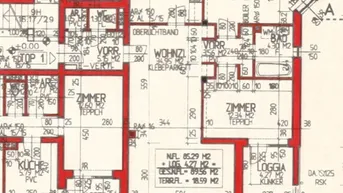 Detaillierter Grundriss einer Wohnung mit mehreren Zimmern, Loggia und Terrasse.