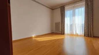 Sonniges Zimmer mit Holzparkettboden, großen Fenstern und dekorativen Vorhängen.