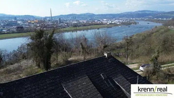 Dachansicht des Gebäudes mit weitem Blick auf die Stadt und den Fluss.
