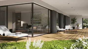 Große Holzterrasse mit modernen Gartenmöbeln und Blick in den hellen Wohnbereich.