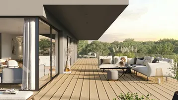 Große, modern möblierte Terrasse mit Holzboden und weitem Blick ins Grüne, ideal zum Entspannen.