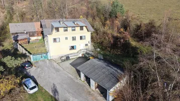 Luftaufnahme des Anwesens mit Wohnhaus, Nebengebäuden und Zufahrt in ländlicher Umgebung.