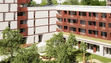 Modernes Wohngebäude mit roten Fassadenelementen und einem grünen Innenhof mit Spielplatz.