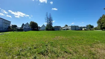 Großes, sonniges Grundstück mit weitem Blick auf die umliegende Wohnbebauung und viel Grünfläche.
