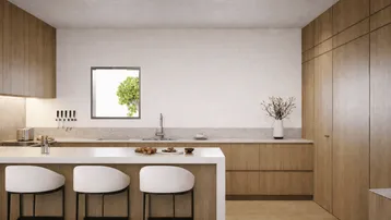 Moderne Küche mit Holzfronten, Kücheninsel und integrierten Geräten, hell beleuchtet.