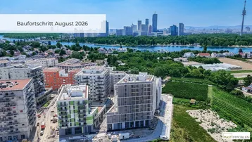 Luftaufnahme des Baufortschritts im August 2026 mit Blick auf die Stadt und den Fluss.