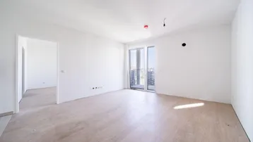 Helles, unmöbliertes Zimmer mit Parkettboden und Zugang zu einem Balkon, bereit zur individuellen Gestaltung.