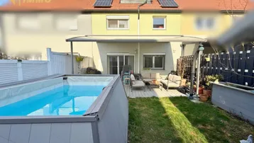 Hinterhof mit Garten, Aufstellpool und überdachter Terrasse, ideal für Entspannung im Freien.