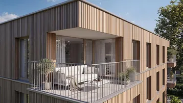 Moderner Balkon mit Holzfassade, bequemen Loungemöbeln und Blick ins Grüne.