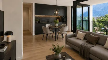 Moderner offener Wohn-Essbereich mit integrierter Küche, Holzboden und Zugang zum Balkon mit Bergblick.