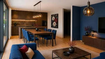 Moderner offener Wohn-Essbereich mit integrierter Küche, blauen Akzenten und Holzboden.