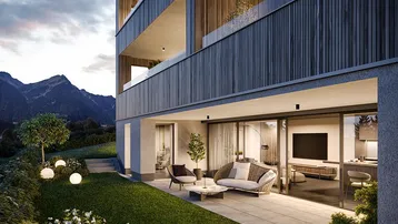 Moderne Terrasse mit Sitzgelegenheiten, Rasenfläche und Bergblick, verbunden mit dem Wohnbereich.