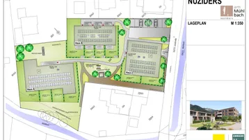 Lageplan des Wohnprojekts mit drei Gebäuden, Parkplätzen und Grünflächen am Mühlbach.