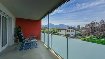 Geräumiger Balkon mit Sitzgelegenheiten und weitem Blick auf die Berge.
