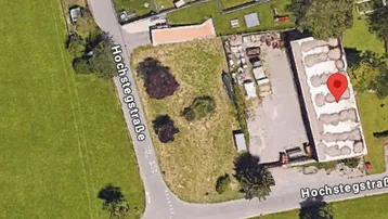 Luftaufnahme eines Grundstücks mit umliegenden modernen Gebäuden und Straßen in ländlicher Umgebung.