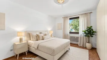 Helles Schlafzimmer mit Doppelbett, Nachttischen, Holzfußboden und großem Fenster mit Blick ins Grüne.