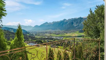Balkon mit schmiedeeisernem Geländer und atemberaubendem Panoramablick auf die Berge und das Tal.