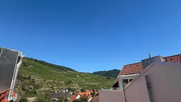 Sonnenterrasse mit weitem Blick auf Weinberge und die umliegende Landschaft.