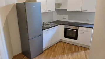 Expose LEND: Sanierter 3 ZIMMER-Altbau + extra Küche neu möbliert + Bad mit Dusche / WC + nähe Hauptbahnhof