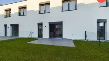 Moderne Reihenhäuser mit privater Terrasse und kleinem Gartenbereich.