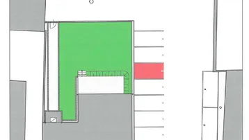 Grundrissplan einer Tiefgarage mit mehreren Stellplätzen, einem barrierefreien Bereich und einer Grünfläche.