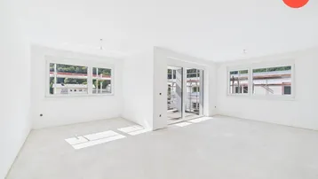 Helles, unfertiges Zimmer mit großen Fenstern und Zugang zu einem Außenbereich im Neubau.
