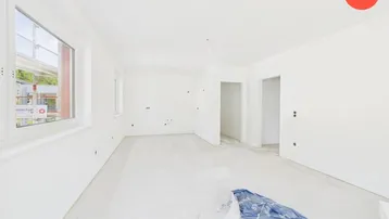 Heller, unmöblierter Raum mit großen Fenstern und weiß gestrichenen Wänden, bereit für den Innenausbau.