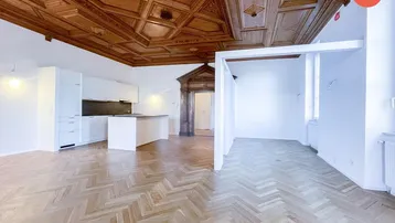 Geräumiger offener Wohnbereich mit moderner Küche, Fischgrätparkett und beeindruckender Holzkassettendecke.