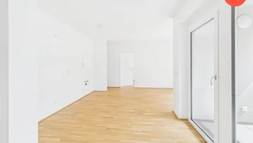 Geräumiger, heller Wohnbereich mit Holzboden und großen Fenstern, bereit für individuelle Gestaltung.