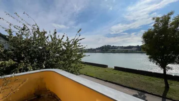 Kleiner Balkon mit weitem Blick über den Fluss und die umliegende Landschaft.