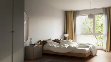 Gemütliches Schlafzimmer mit großem Fenster, Holzboden und viel Tageslicht.