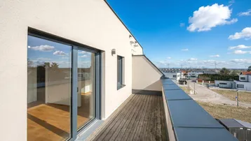 Geräumige Dachterrasse mit Holzboden und weitem Blick über die Umgebung.