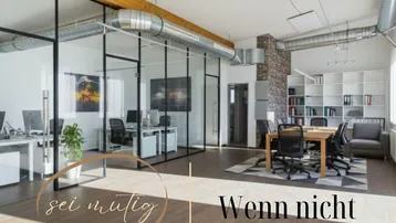 Modernes Büro mit Glaswänden, freiliegenden Lüftungsrohren und einem Besprechungsbereich, hell und offen gestaltet.