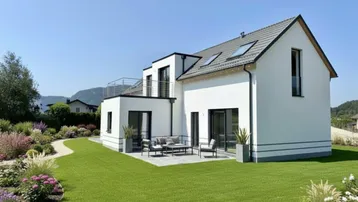 Modernes Einfamilienhaus mit gepflegtem Garten, großer Terrasse und Bergblick unter blauem Himmel.