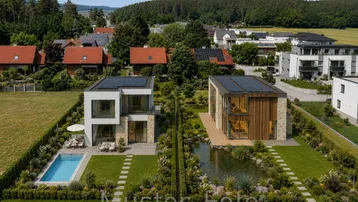 Moderne Einfamilienhäuser mit Photovoltaikanlagen, gepflegten Gärten, Pool und Teich in einer grünen, ländlichen Umgebung.