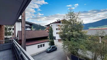 Balkon mit Blick auf die Nachbarschaft und die grüne Umgebung.