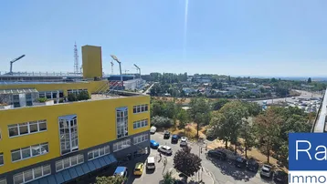 Panoramablick über die Stadt mit gelben Gebäuden und weitem Horizont an einem sonnigen Tag.