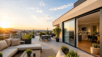 Große Dachterrasse mit Lounge-Möbeln, Essbereich und weitem Blick über die Stadt bei Sonnenuntergang.