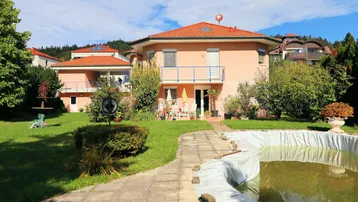 Großzügiger Gartenbereich mit Rasenfläche, Terrasse und einem Pool, der auf die Nutzung vorbereitet wird.
