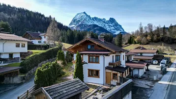 Charmantes Haus in alpiner Umgebung mit beeindruckendem Bergblick und traditioneller Architektur.