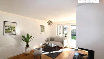 Helles Wohnzimmer mit Holzboden, modernem Kamin und direktem Zugang zum Garten.