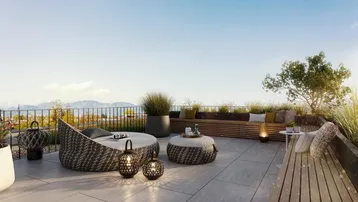 Geräumige Dachterrasse mit modernen Lounge-Möbeln, Pflanzen und weitem Blick in die Landschaft.
