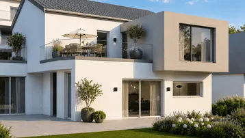 Moderne Villa mit großer Terrasse, Garten und weitem Blick ins Grüne unter blauem Himmel.