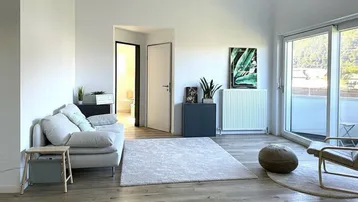 Helles Wohnzimmer mit modernem Design, Holzboden und Zugang zum Balkon.