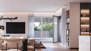 Moderner offener Wohn-Essbereich mit Holzboden, großen Fenstern und Zugang zur Terrasse.
