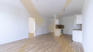 Helles Wohnzimmer mit integrierter Küchenzeile und Parkettboden in einem modernen Neubau.
