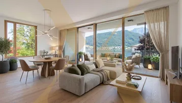 Lichtdurchfluteter Wohn-Essbereich mit Seeblick, Holzboden und Zugang zu einer großzügigen Terrasse.