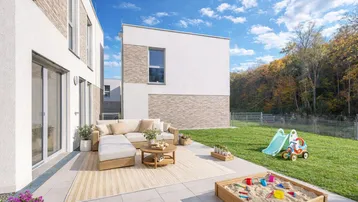 Sonniger Außenbereich mit großer Terrasse, Gartenmöbeln und Spielplatz für Kinder.