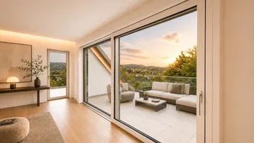 Heller Wohnbereich mit Holzboden und großen Schiebetüren zur Terrasse mit Panoramablick.