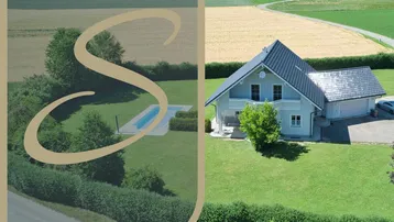 Luftaufnahme eines Hauses mit Pool und weitläufigen Feldern in ländlicher Umgebung.